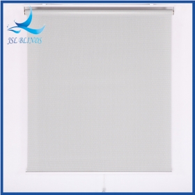 Stores enrouleurs en tissu pare-soleil