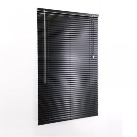 stores en aluminium noirs